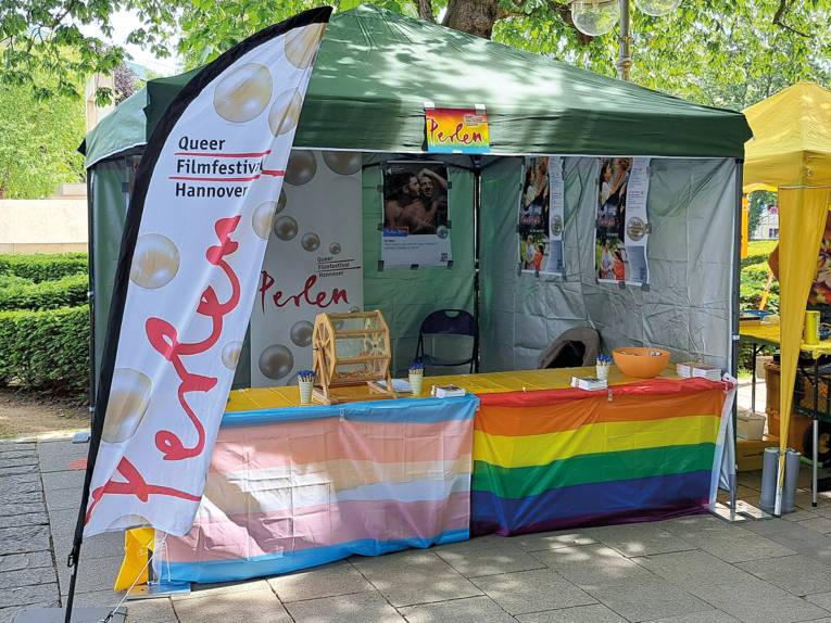 Man sieht einen Pavillon mit Werbematerial für das Perlen-Filmfest